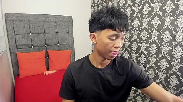 Snapshot of Little_Twink19x chatting on June 2026 07:27:02 PM Little Twink19x online show from June 2026 07:27:02 PM