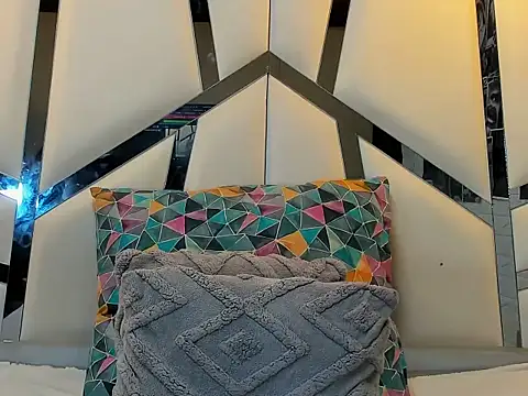 Emmadarlinghh online show from April 2026 05:29:02 AM