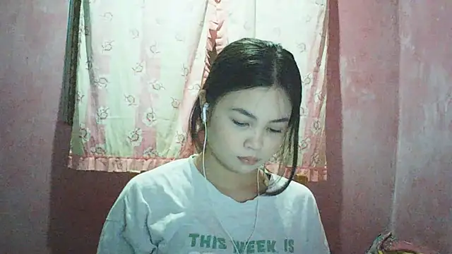 Snapshot of DessertFlower chatting on March 2026 02:39:02 AM DessertFlower online show from March 2026 02:39:02 AM