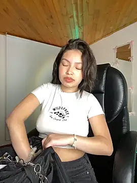 Snapshot of Mady_Pink chatting on April 2026 04:12:02 AM Mady Pink online show from April 2026 04:12:02 AM