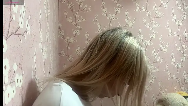 Snapshot of LiraDreamX chatting on April 2026 05:54:02 PM LiraDreamX online show from April 2026 05:54:02 PM