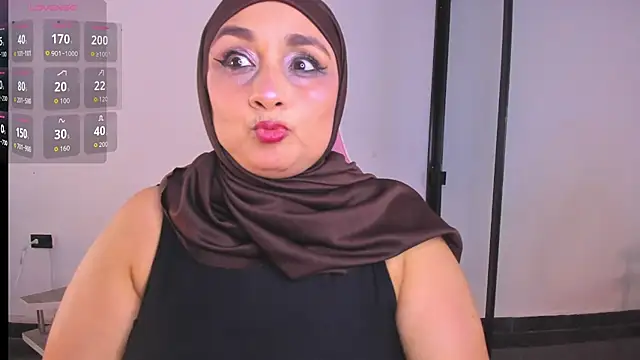 Snapshot of HijabiMilff chatting on June 2026 05:39:01 PM HijabiMilff online show from June 2026 05:39:01 PM