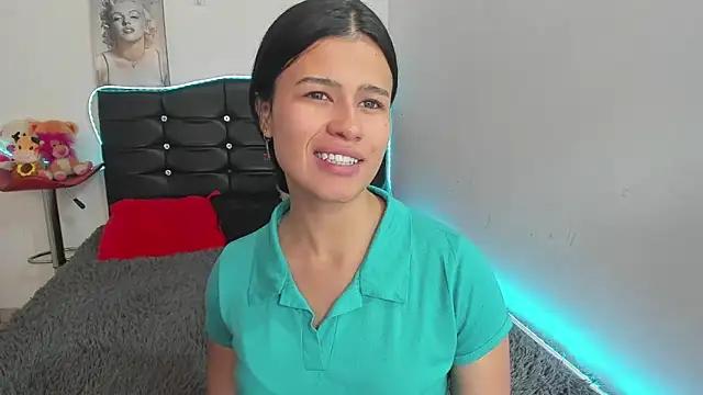Snapshot of LatinaQueen23 chatting on May 2026 04:03:01 PM LatinaQueen23 online show from May 2026 04:03:01 PM