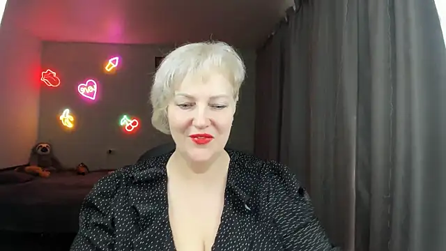 Snapshot of Mary-Leee chatting on May 2026 06:00:01 AM Mary-Leee online show from May 2026 06:00:01 AM