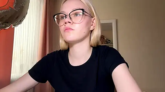 MiaCashe online show from April 2026 01:05:02 PM