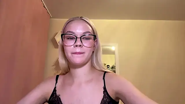 MiaCashe online show from July 2026 05:06:02 PM