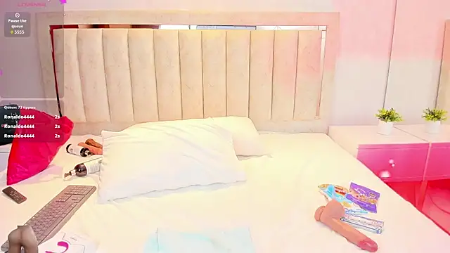 AlaiaMoretti  online show from April 2026 11:48:01 PM