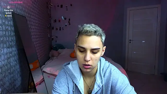 Snapshot of LuxuryLoverss chatting on March 2026 11:04:01 AM LuxuryLoverss online show from March 2026 11:04:01 AM