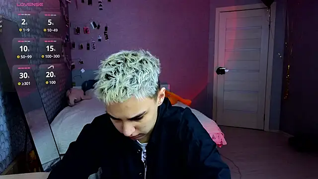 Snapshot of LuxuryLoverss chatting on April 2026 11:04:02 AM LuxuryLoverss online show from April 2026 11:04:02 AM