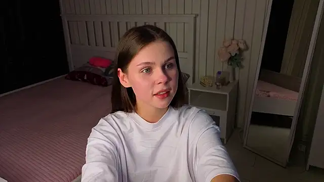 Snapshot of EarthaLevra chatting on March 2026 07:35:01 PM EarthaLevra online show from March 2026 07:35:01 PM