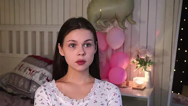 Snapshot of EarthaLevra chatting on April 2026 06:35:01 PM EarthaLevra online show from April 2026 06:35:01 PM