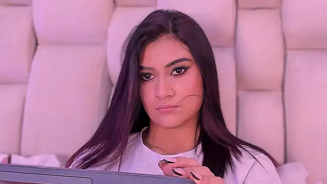 KatherineRuiz  online show from March 2026 12:33:02 PM