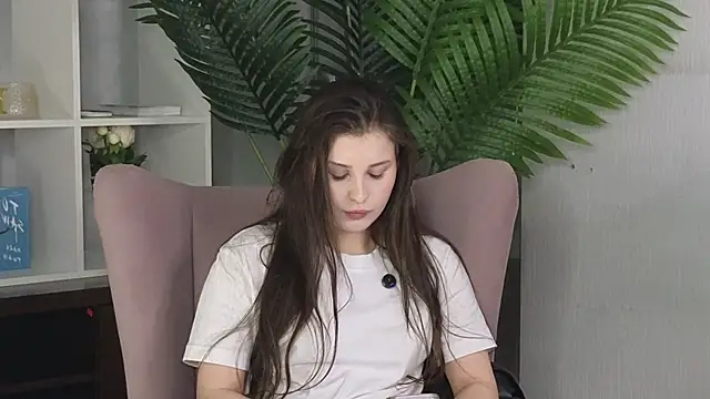 Snapshot of FloraOnstad chatting on February 2026 07:39:02 AM FloraOnstad online show from February 2026 07:39:02 AM