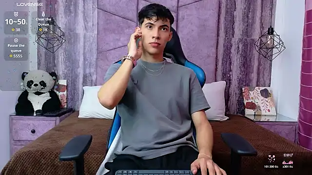 Snapshot of AronTawers chatting on June 2026 05:55:02 PM AronTawers online show from June 2026 05:55:02 PM