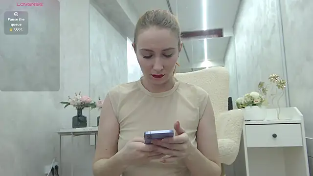 Snapshot of EmberLuna_ chatting on April 2026 05:27:01 AM EmberLuna online show from April 2026 05:27:01 AM