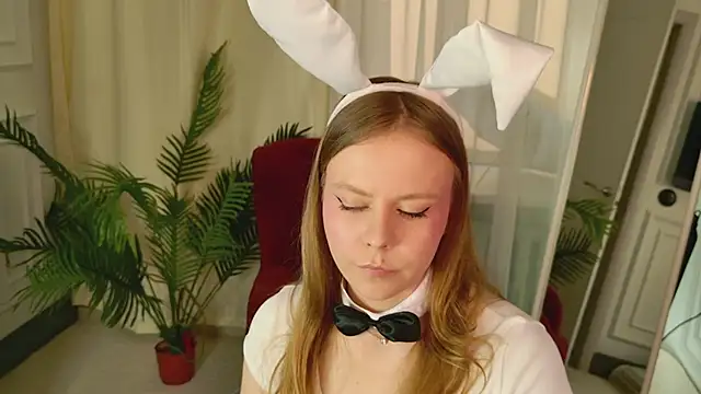 Sophie Peach  online show from April 2026 02:17:02 PM