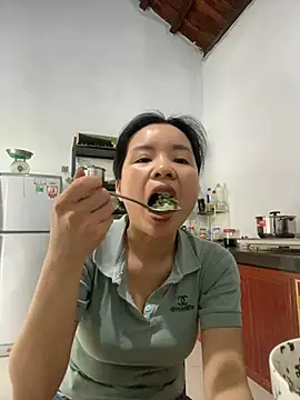 Ivy Trix2 online show from May 2026 02:40:01 AM