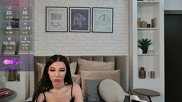 Snapshot of ErinEvans chatting on May 2026 06:00:01 AM ErinEvans online show from May 2026 06:00:01 AM