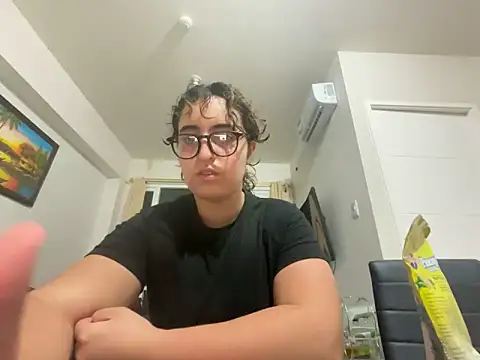 Snapshot of yassiestar chatting on March 2026 04:43:01 PM yassiestar online show from March 2026 04:43:01 PM