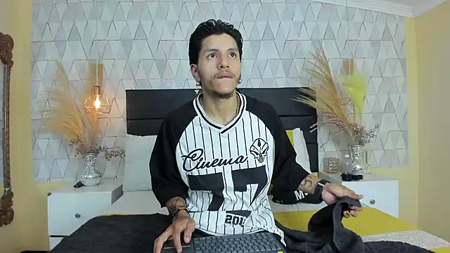 Snapshot of DanteLuxx chatting on March 2026 03:56:01 AM DanteLuxx online show from March 2026 03:56:01 AM