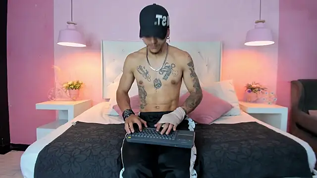 Snapshot of DanteLuxx chatting on March 2026 03:33:02 AM DanteLuxx online show from March 2026 03:33:02 AM