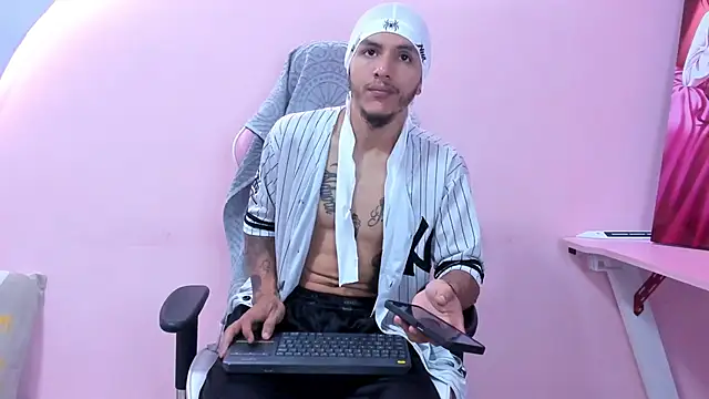 Snapshot of DanteLuxx chatting on April 2026 06:18:01 AM DanteLuxx online show from April 2026 06:18:01 AM