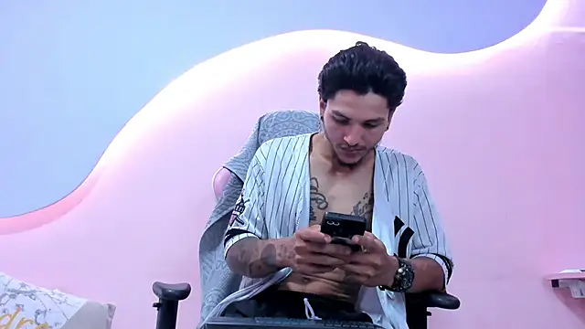 Snapshot of DanteLuxx chatting on April 2026 07:45:01 AM DanteLuxx online show from April 2026 07:45:01 AM