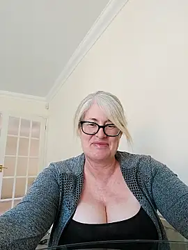FlirtyFleur-x online show from April 2026 01:22:01 PM