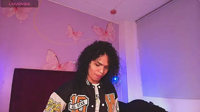 Snapshot of V-nus chatting on June 2026 12:15:01 PM V-nus online show from June 2026 12:15:01 PM