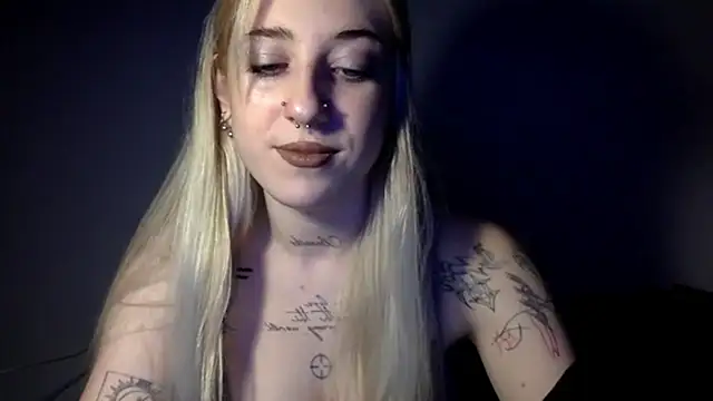 Snapshot of EmmyWet chatting on April 2026 06:42:01 PM EmmyWet online show from April 2026 06:42:01 PM