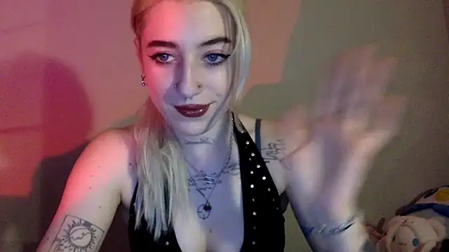 Snapshot of EmmyWet chatting on April 2026 07:32:01 PM EmmyWet online show from April 2026 07:32:01 PM