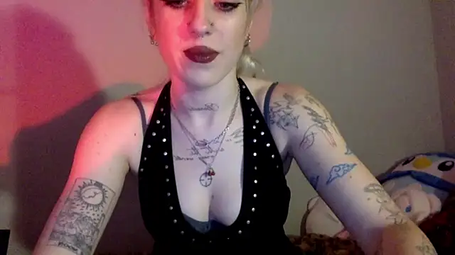 Snapshot of EmmyWet chatting on April 2026 07:58:02 PM EmmyWet online show from April 2026 07:58:02 PM