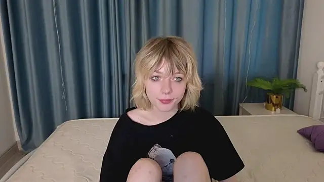 Snapshot of MollySally chatting on May 2026 04:06:01 AM MollySally online show from May 2026 04:06:01 AM