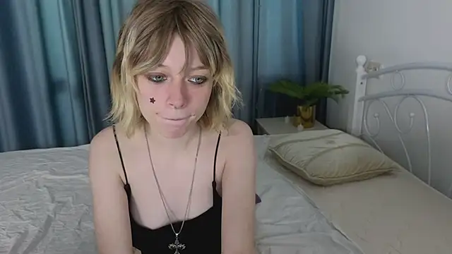 Snapshot of MollySally chatting on May 2026 04:18:01 AM MollySally online show from May 2026 04:18:01 AM
