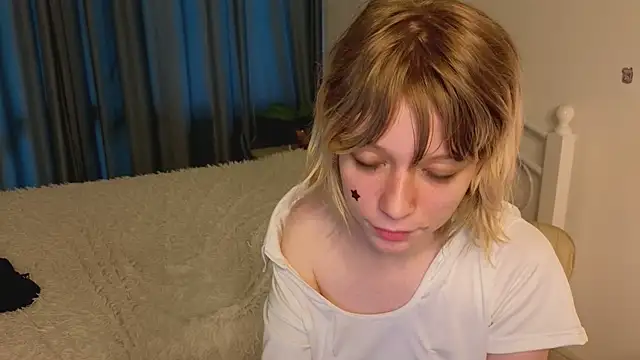 Snapshot of MollySally chatting on June 2026 07:13:01 AM MollySally online show from June 2026 07:13:01 AM