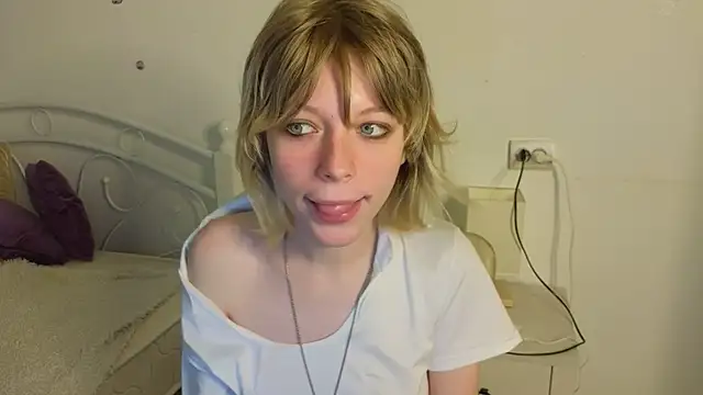 Snapshot of MollySally chatting on June 2026 04:12:02 AM MollySally online show from June 2026 04:12:02 AM