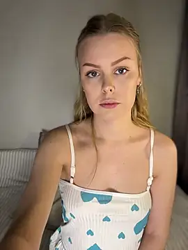 Snapshot of Divine_Caress chatting on May 2026 08:25:01 PM Divine Caress online show from May 2026 08:25:01 PM
