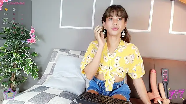 Snapshot of bloom_apple chatting on July 2026 06:43:02 PM bloom apple online show from July 2026 06:43:02 PM