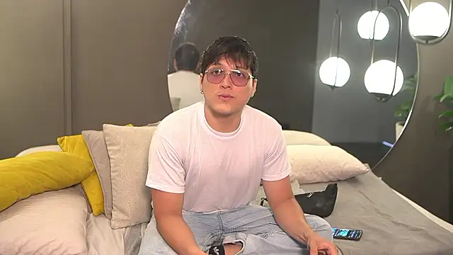 Mia and Belmonth online show from March 2026 06:44:02 PM