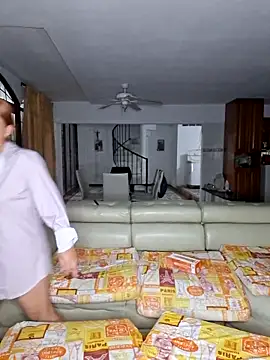 Snapshot of andruscatrina chatting on March 2026 04:07:02 AM andruscatrina online show from March 2026 04:07:02 AM