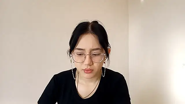 Snapshot of SolvedGlobe chatting on April 2026 01:12:02 PM SolvedGlobe online show from April 2026 01:12:02 PM