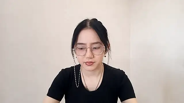 Snapshot of SolvedGlobe chatting on April 2026 01:03:02 PM SolvedGlobe online show from April 2026 01:03:02 PM