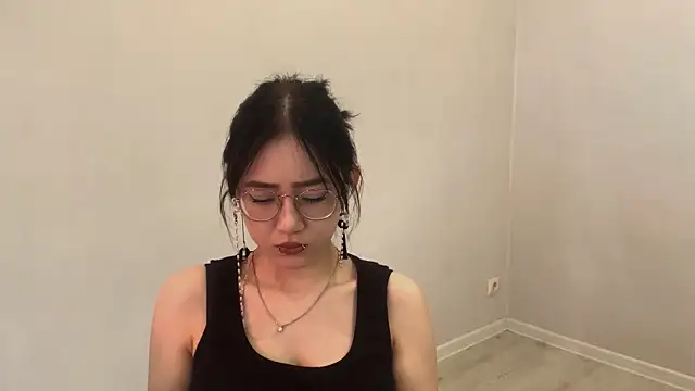 Snapshot of SolvedGlobe chatting on May 2026 01:05:01 PM SolvedGlobe online show from May 2026 01:05:01 PM