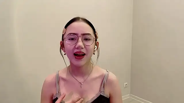 Snapshot of SolvedGlobe chatting on May 2026 01:07:01 PM SolvedGlobe online show from May 2026 01:07:01 PM
