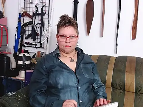 Leah R online show from March 2026 02:11:02 PM