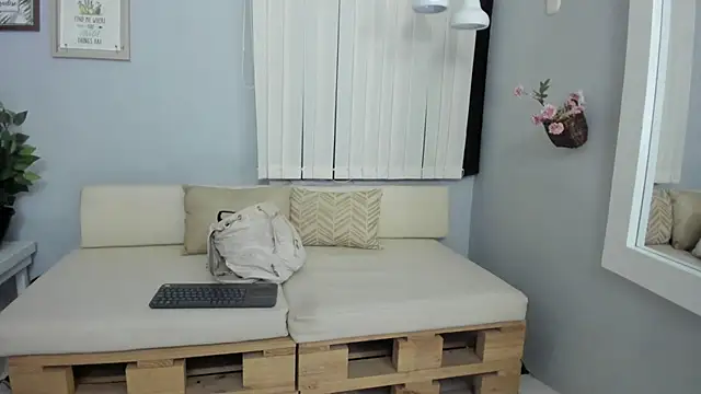Nahomy Collins  online show from May 2026 07:44:01 PM