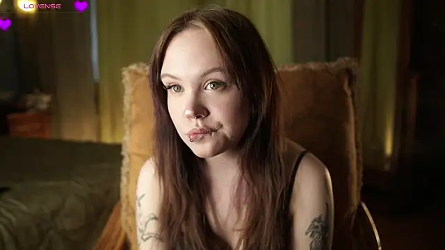 Snapshot of LeahAllsop chatting on April 2026 04:26:02 AM LeahAllsop online show from April 2026 04:26:02 AM