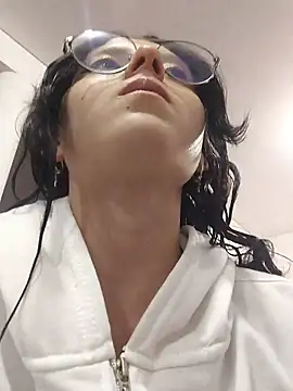 Naomimolie online show from May 2026 11:31:02 AM