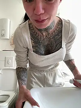 SkinnyLilly online show from April 2026 11:19:02 AM