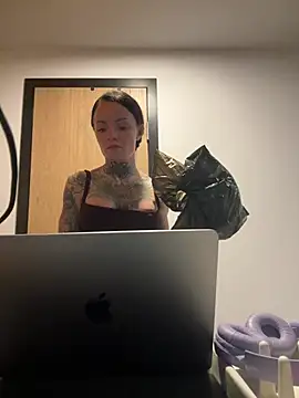 SkinnyLilly online show from June 2026 07:36:01 PM